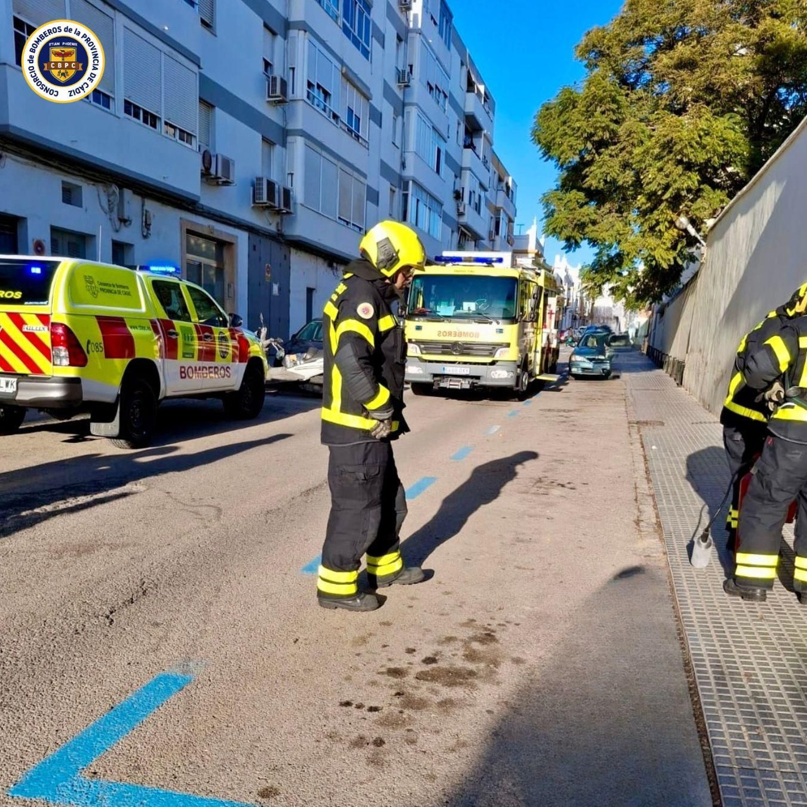 Bomberos durante las tareas de extinción del incendio localizado en el transformador de la residencia San José, en San Fernando