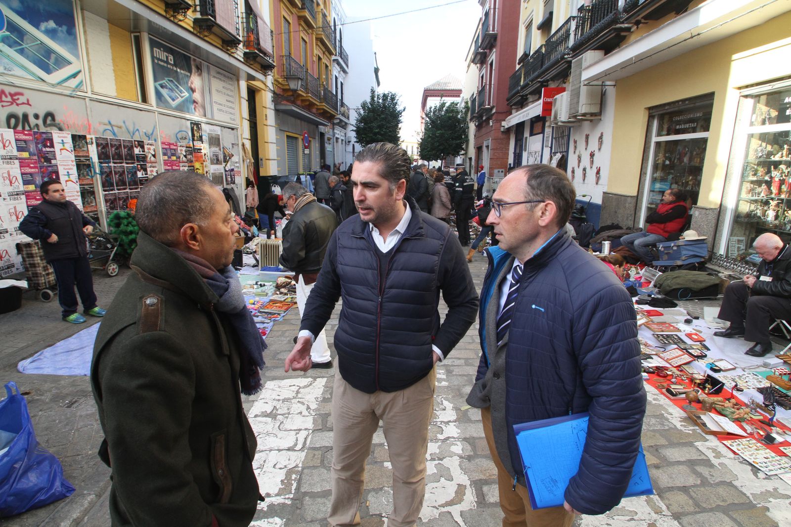 Dos agentes de la Policía Local, junto a puestos legales en la plaza de Montesión.