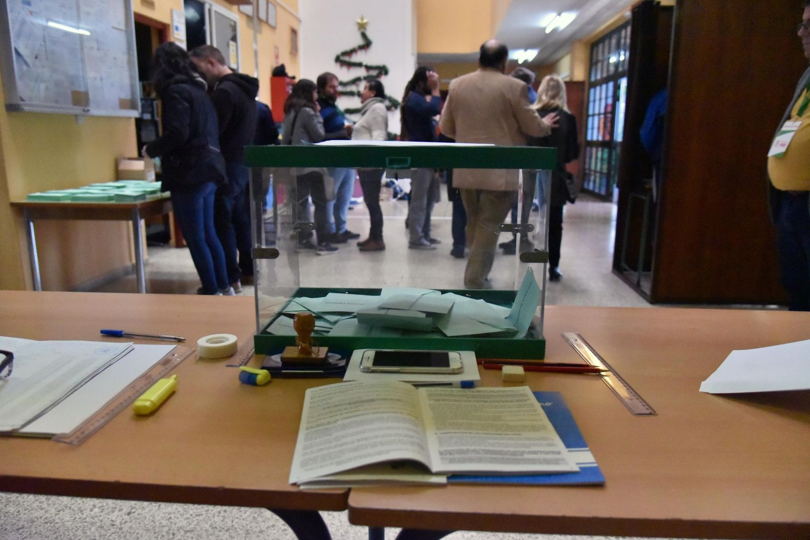 Una urna con algunos votos en las elecciones andaluzas de diciembre de 2018