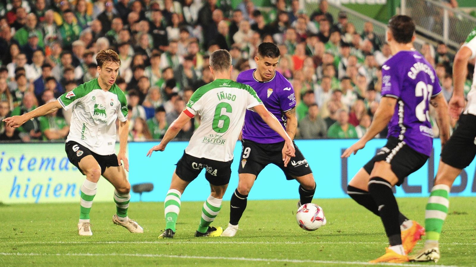 Kuki Zalazar intenta marcharse de Íñigo Vicente en el Racing de Santander - Córdoba CF.