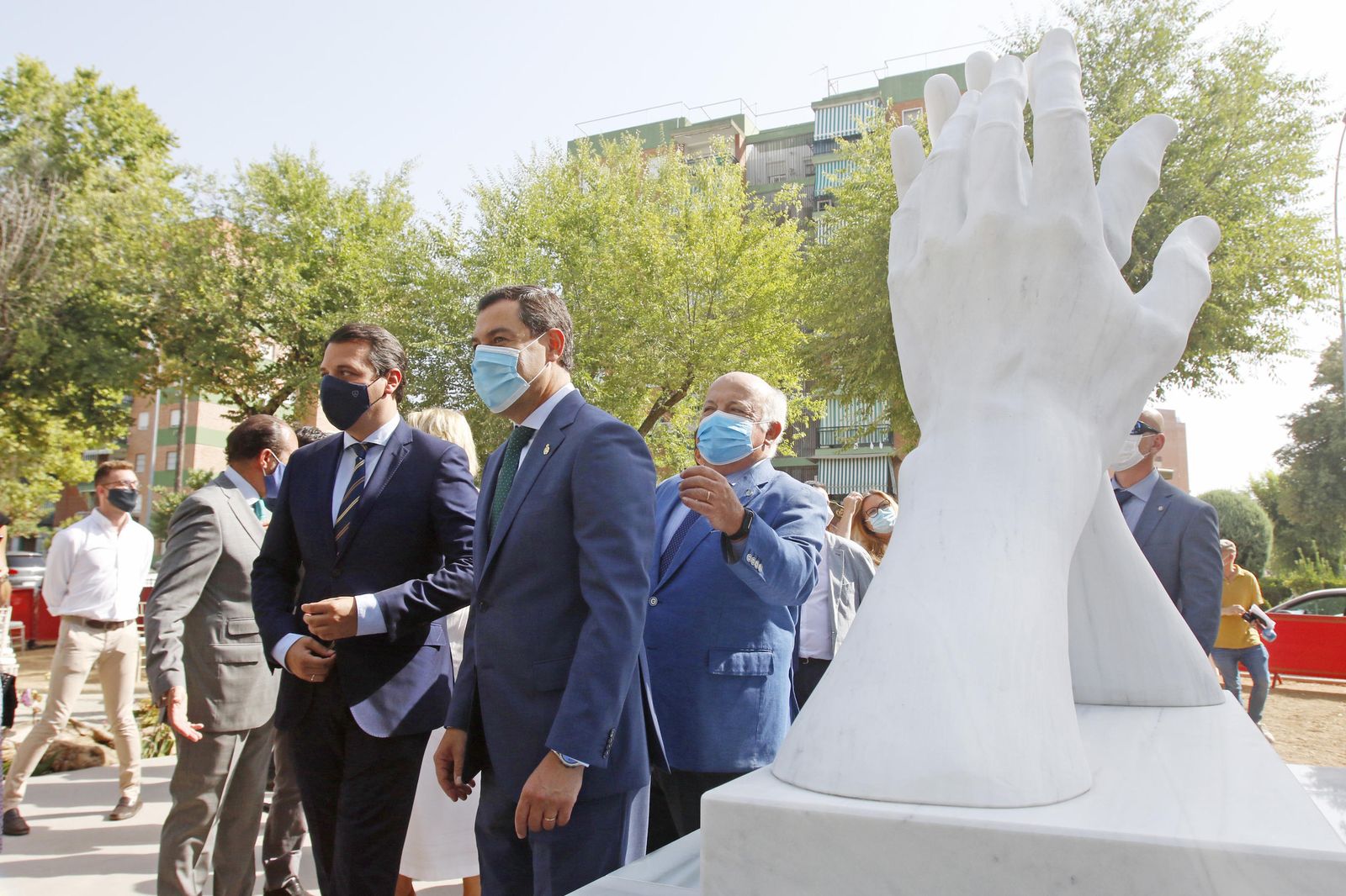 La escultura en honor a los sanitarios en Córdoba, en fotos