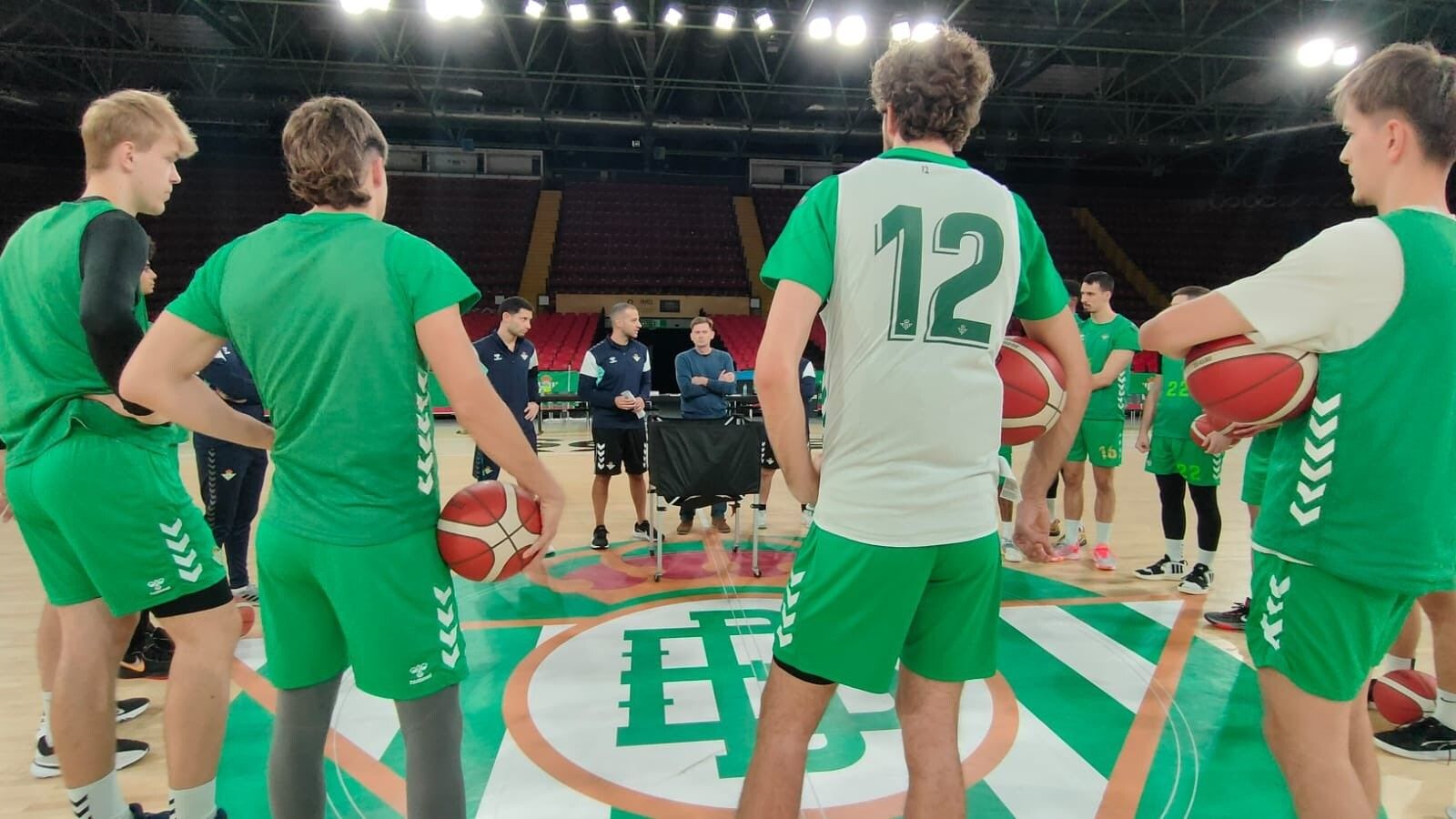 El Betis de Savignani, en plena charla durante un entrenamiento.