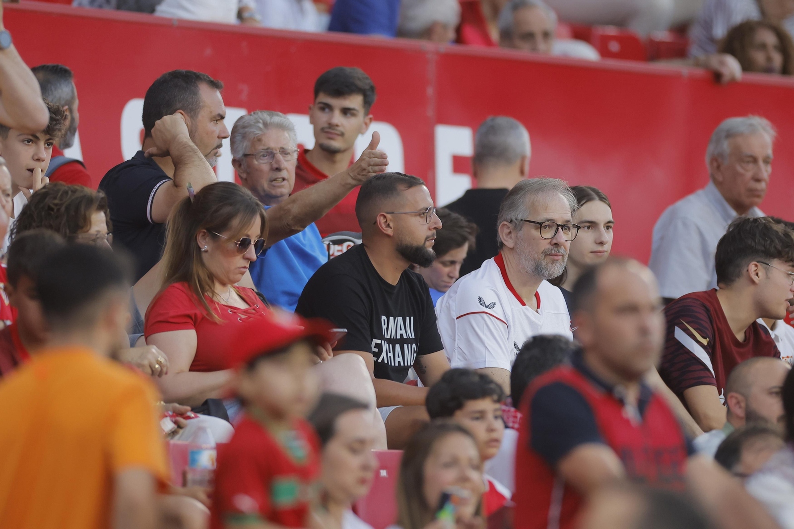 Búscate en las fotos del Sevilla-Girona