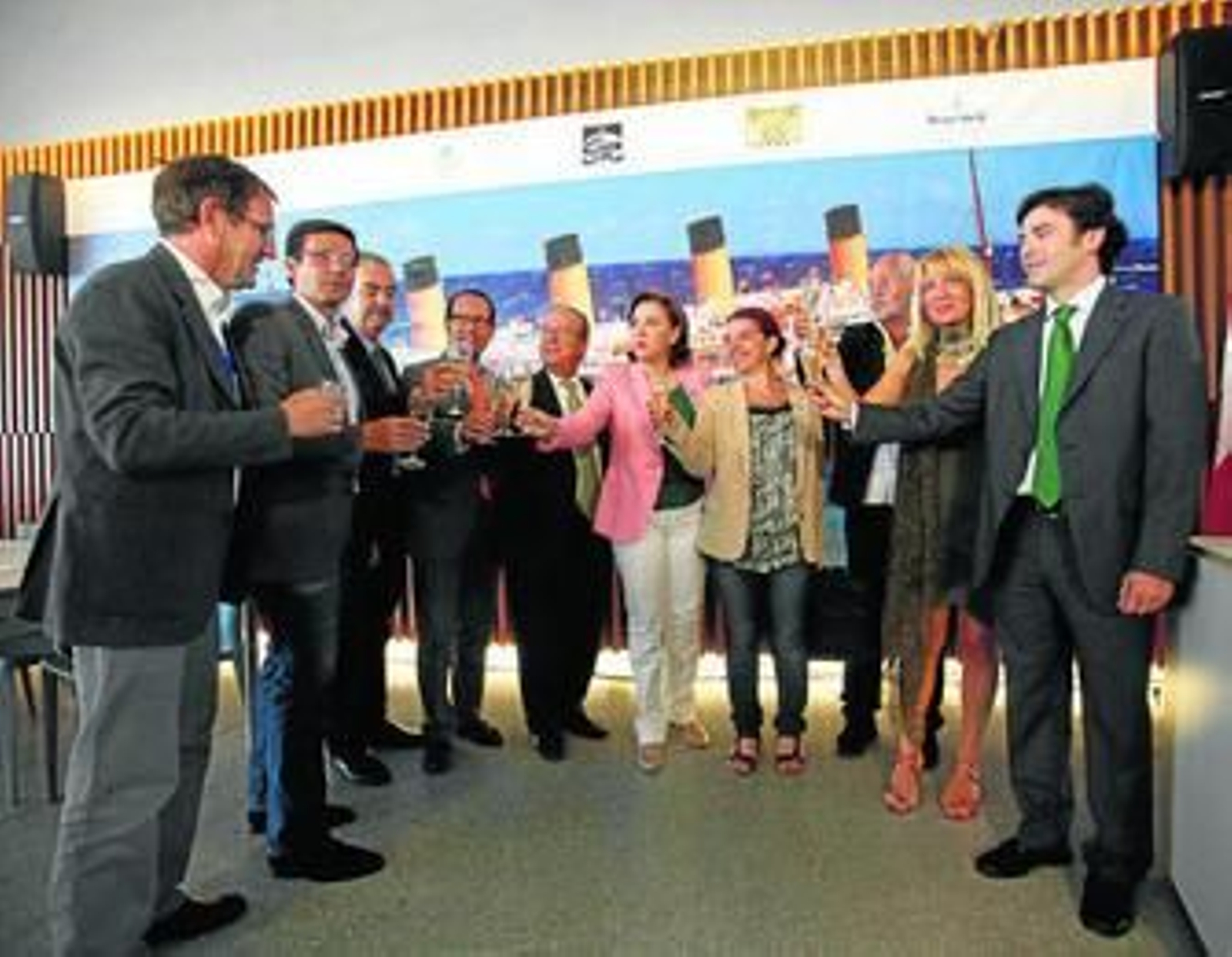 la dirección del Parque, la Fundación Titanic y representantes públicos brindan por esta importante iniciativa.