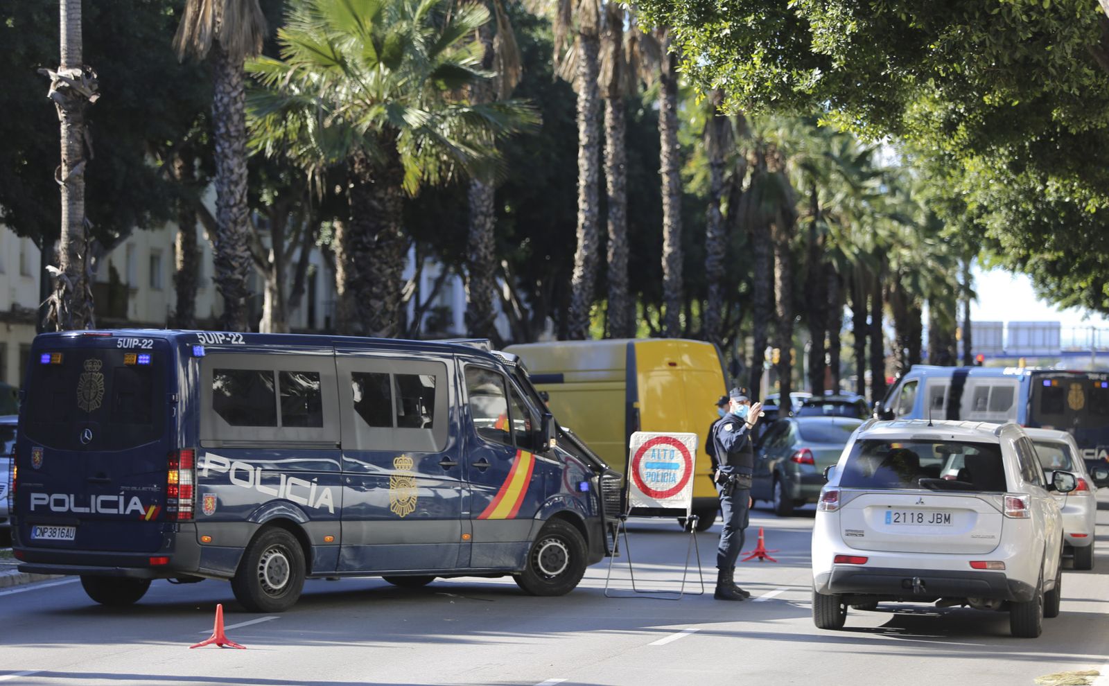 Control de la Policía para vigilar el cierre perimetral de Málaga capital.