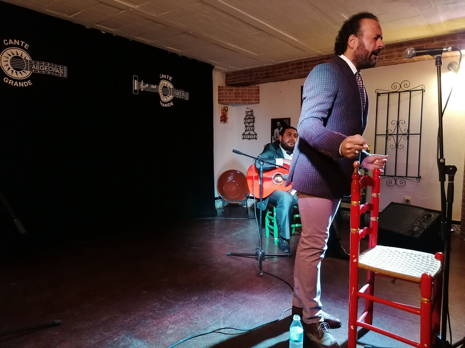 José Canela arranca por tonás y martinetes ante la mirada del tocaor José de Pura