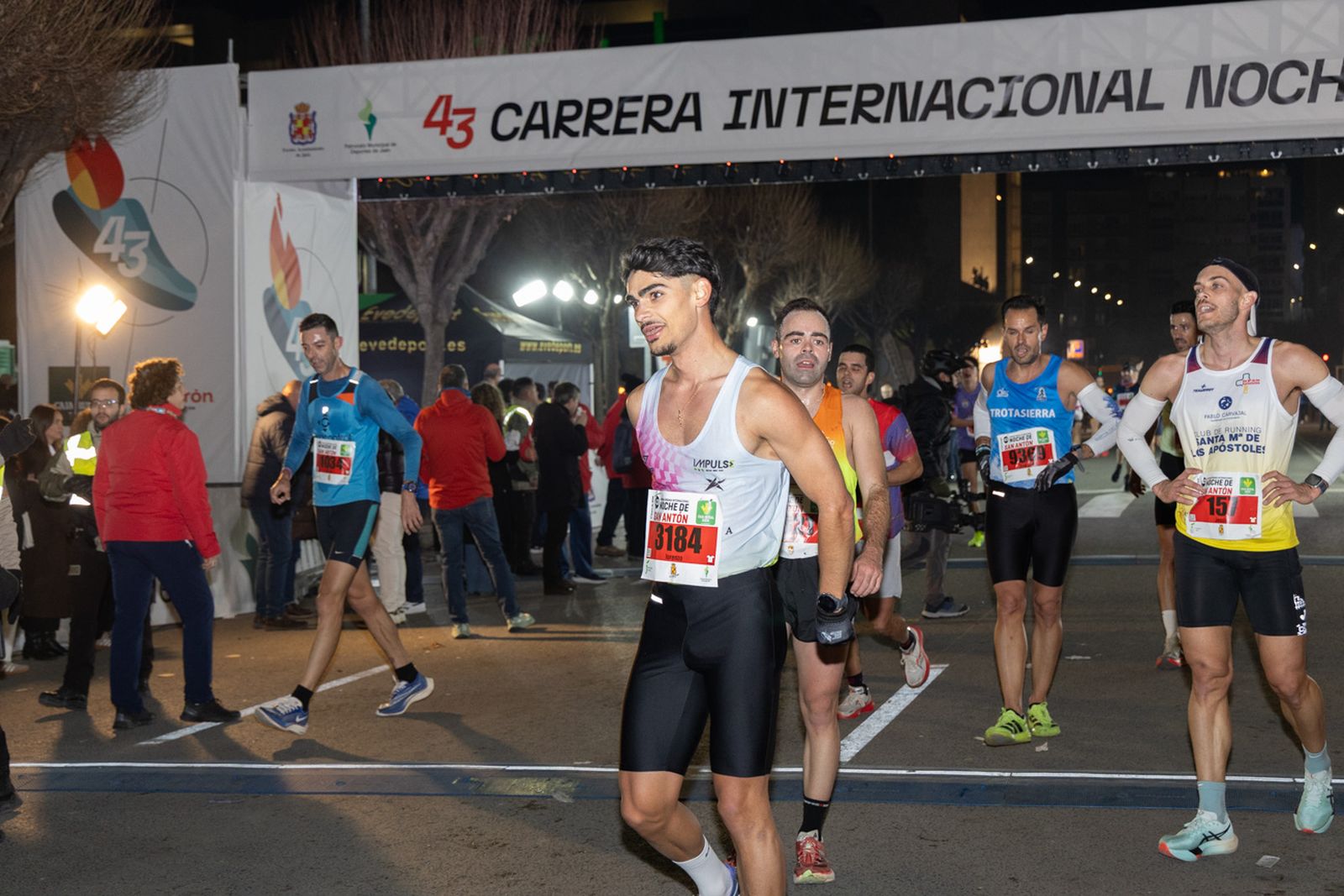 Atletas a su llegada a la línea de meta en la calle Virgen de la Cabeza.