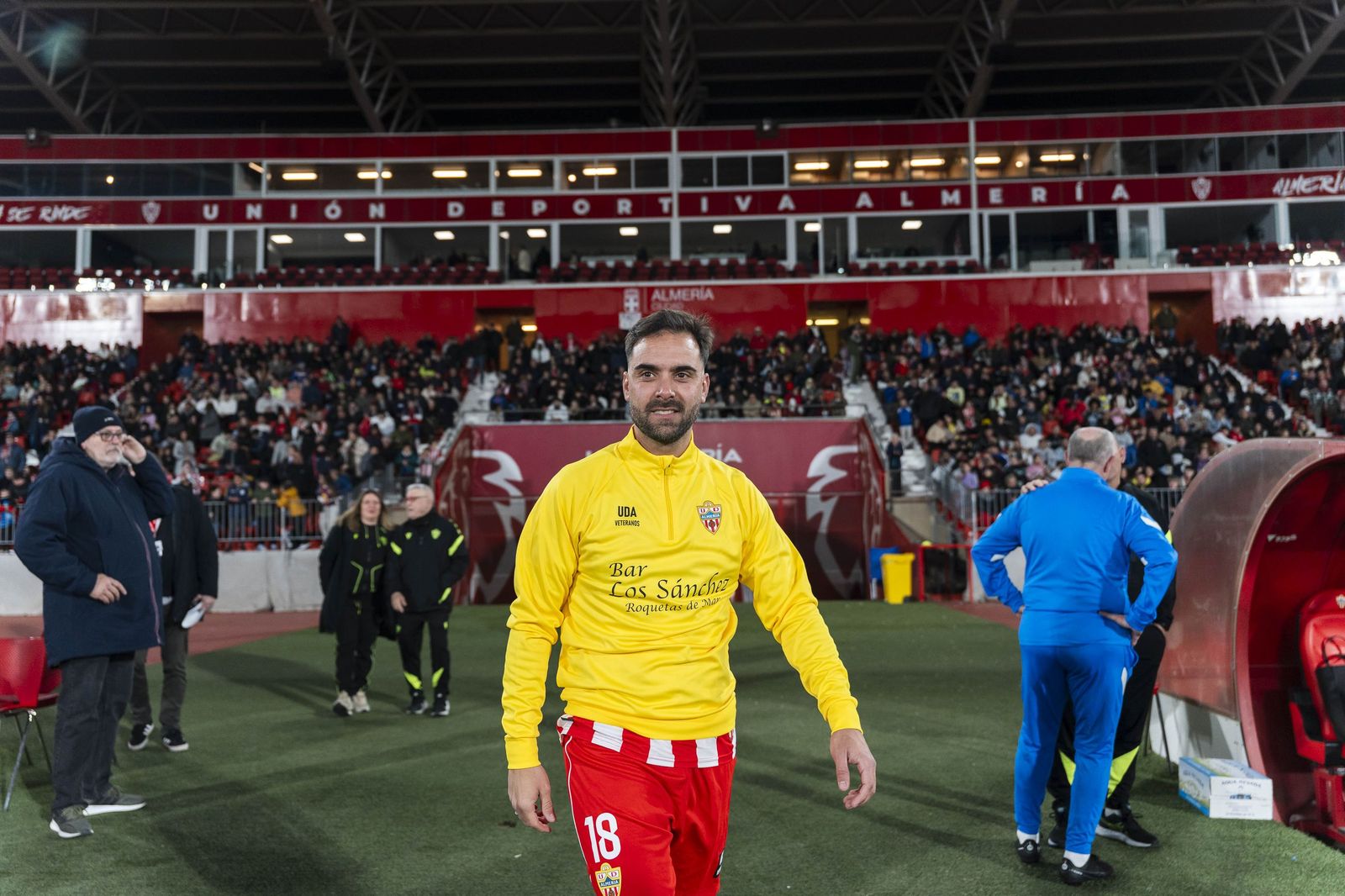 Fotogalería del partido homenaje a Guillermo Blanes entre los veteranos de la UD Almería y el FC Barcelona