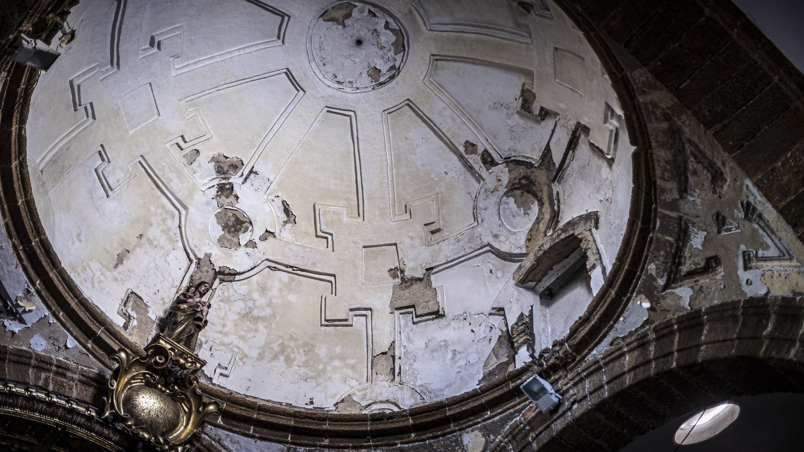 Las imágenes de los efectos de la lluvia en la Parroquia de Santa Cruz (Catedral Vieja) de Cádiz