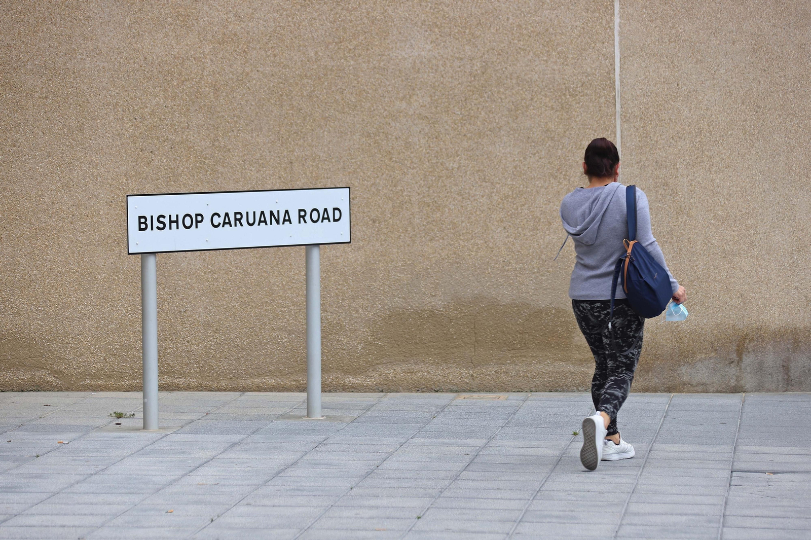 Una mujer camina por Gibraltar.