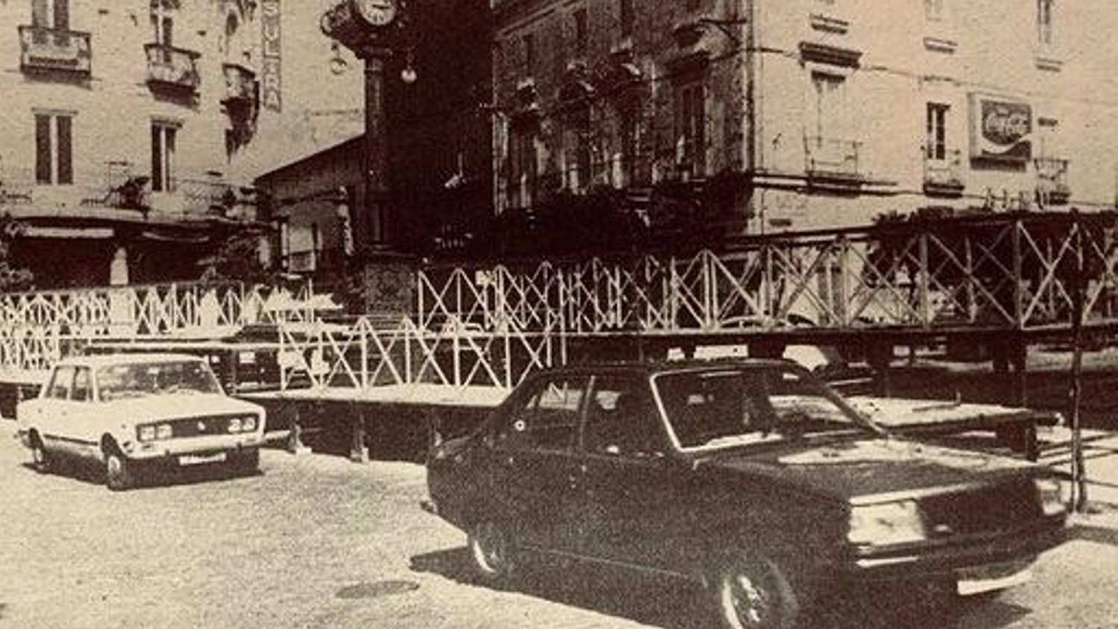 La tribuna que se instalaba en el Gallo Azulen 1985 , con la calle Larga abierta al tráfico
