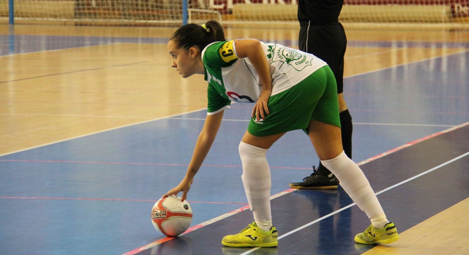 Marixu Romero, la capitana del Deportivo Córdoba, se dispone a realizar un saque de banda.