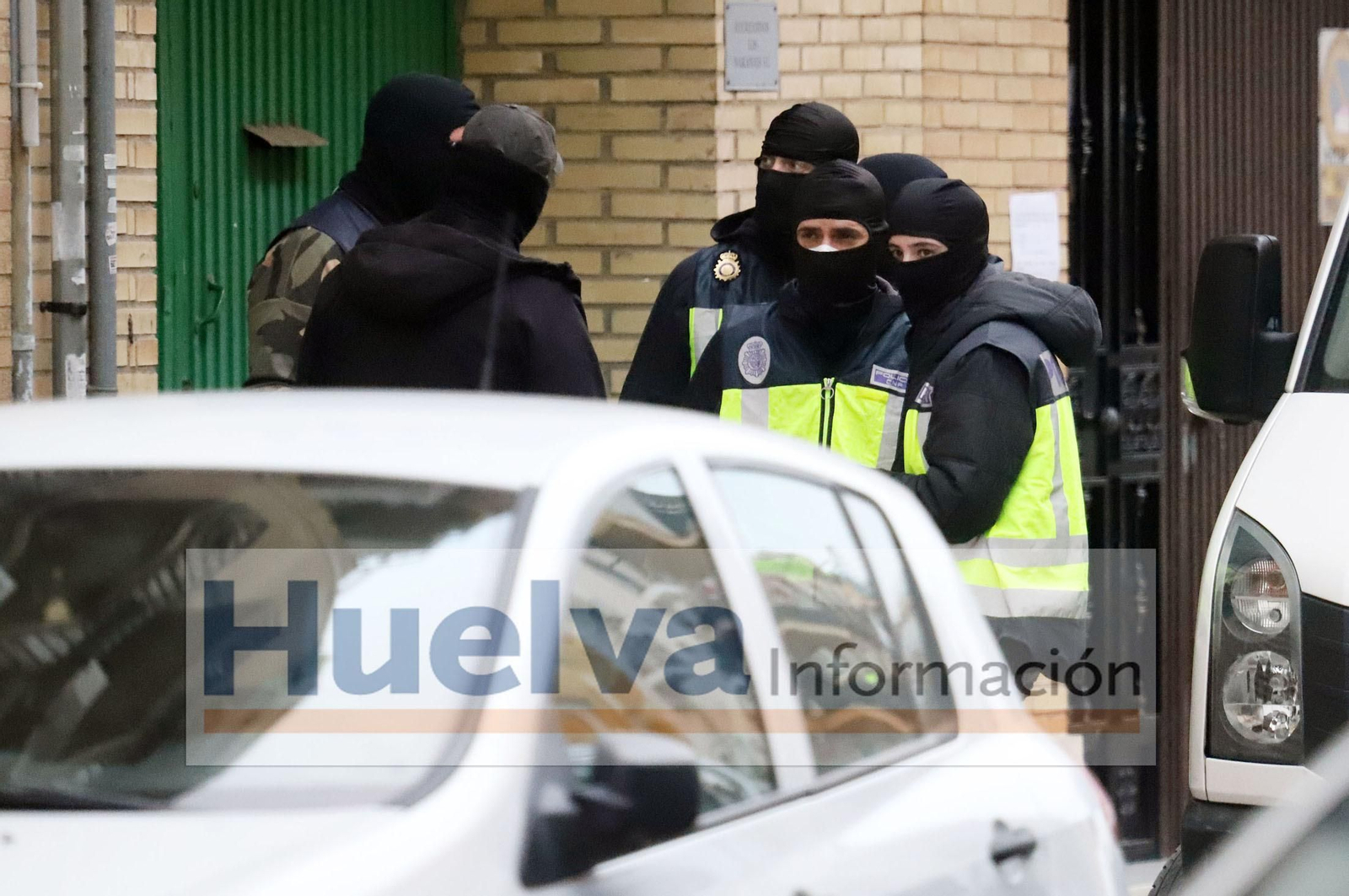 Imágenes de la intervención de la Policía Nacional al desmantelar un almacén de droga en la calle Nicolás Orta