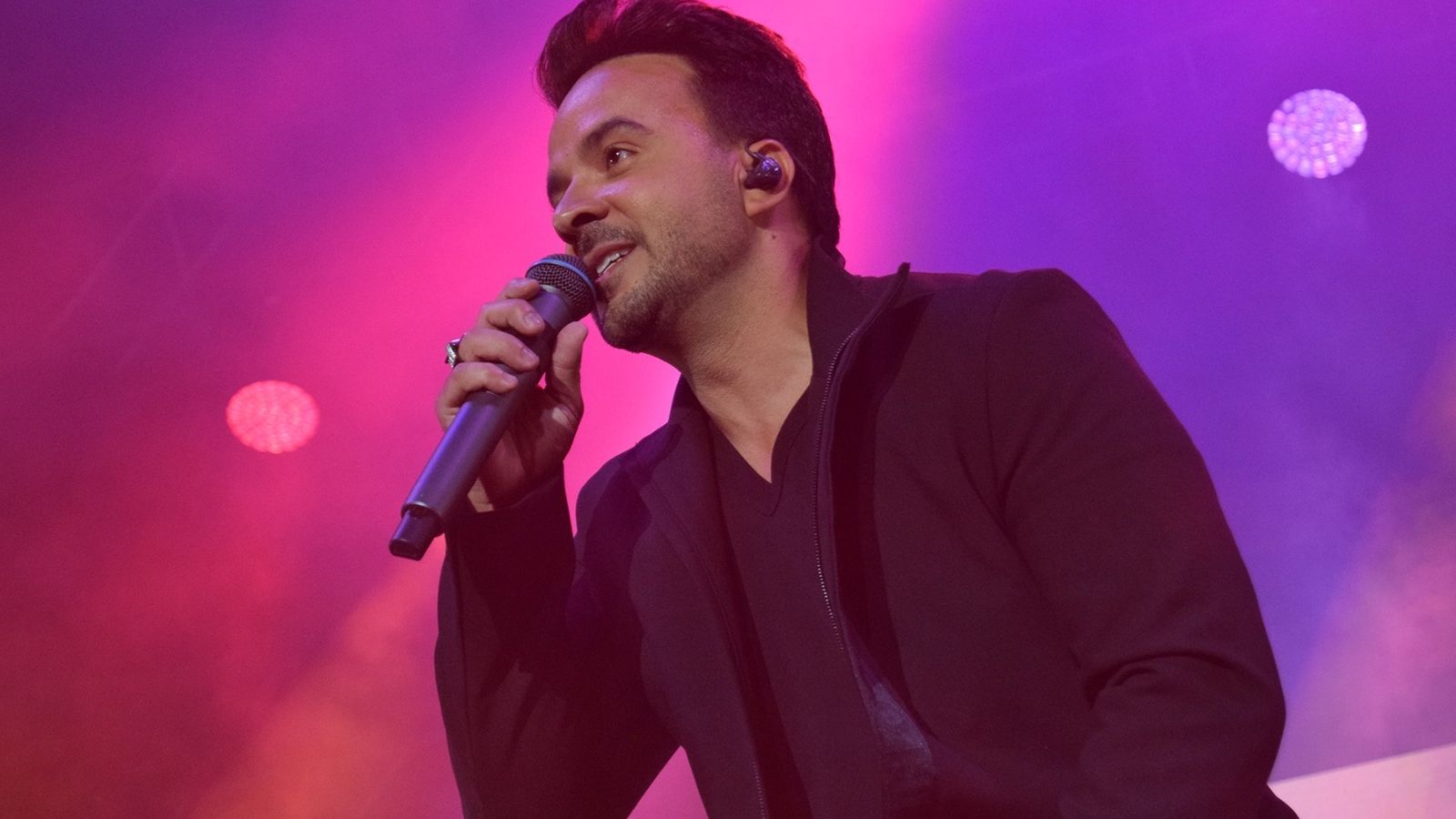 Luis Fonsi, en un momento de su concierto en El Puerto.