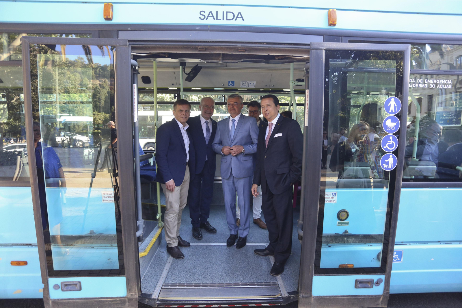 Francisco de la Torre junto con el alcalde de Zhytomyr y otras autoridades en uno de los autobuses donados.