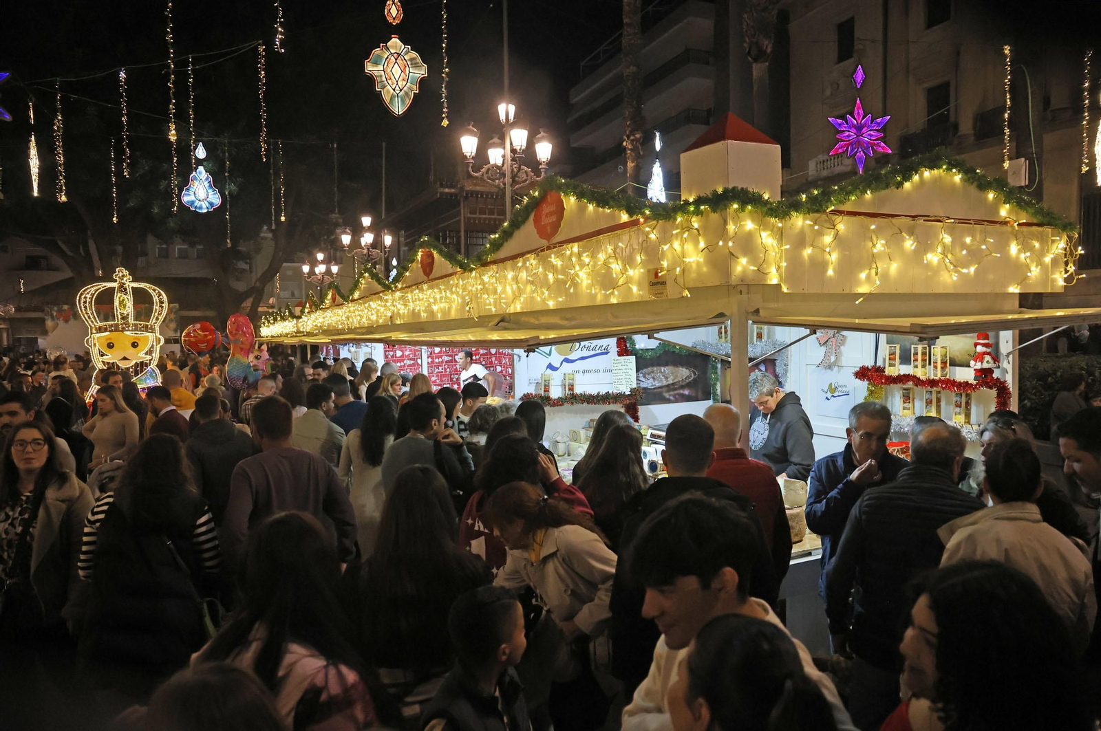 Imágenes de la nevada y alumbrado navideño en Huelva