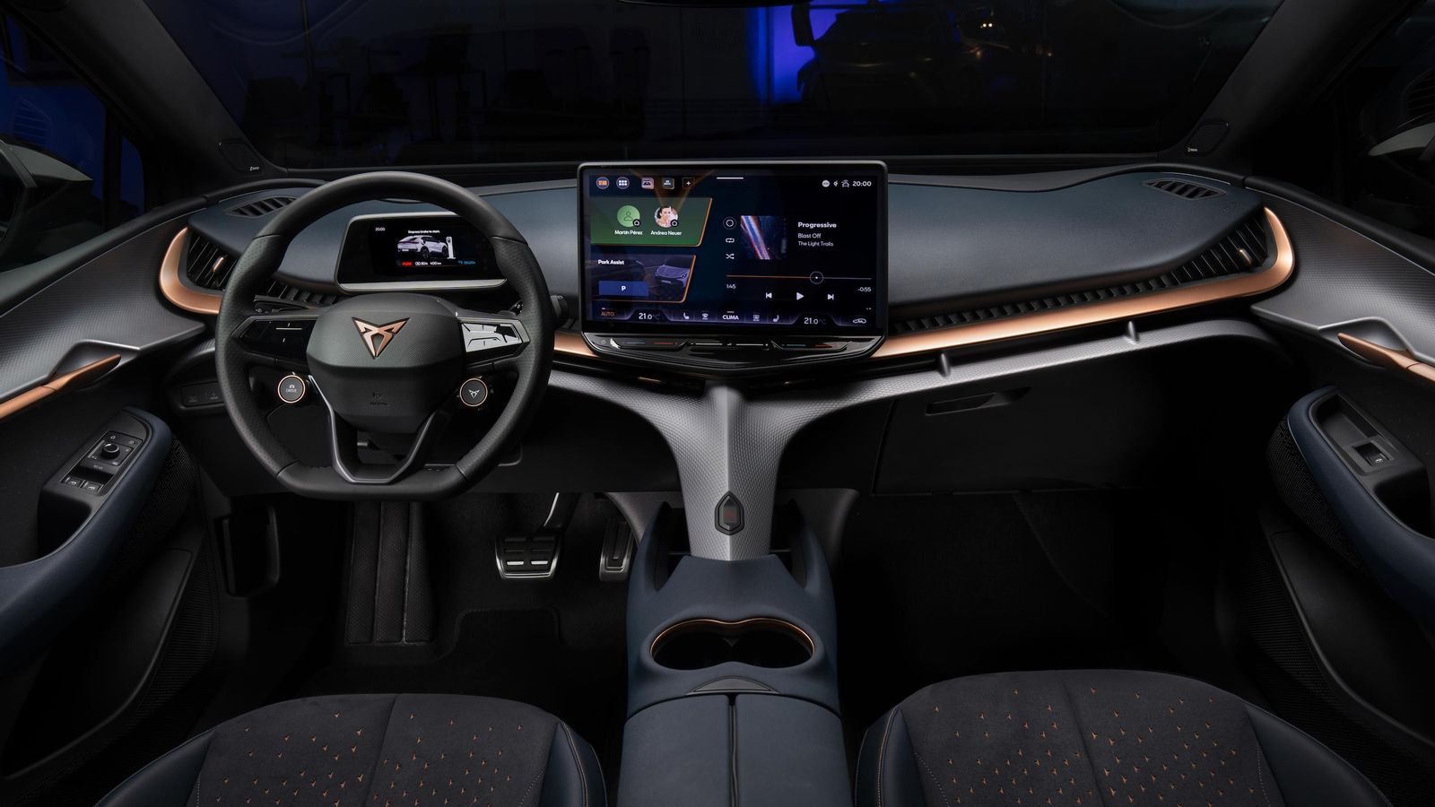 La base sobre la que se sustenta el salpicadero, desde el punto de vista del diseño, es una pieza muy expresiva.