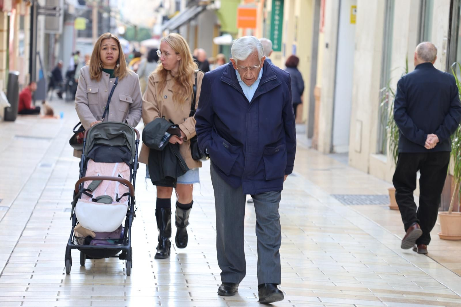 Personas paseando por el centro de Huelva.