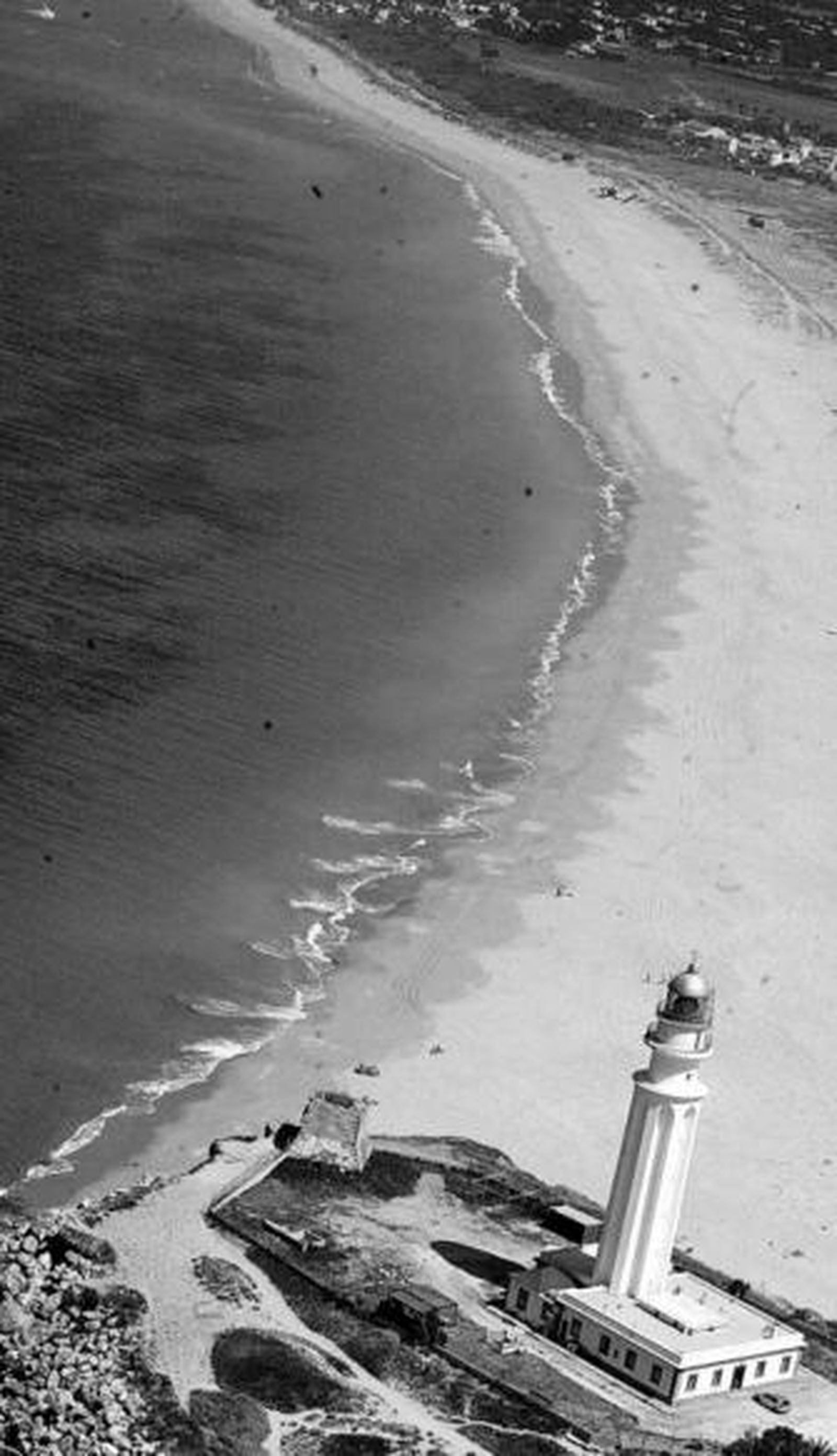 Vista aérea del faro de Trafalgar y la playa de Zahora.