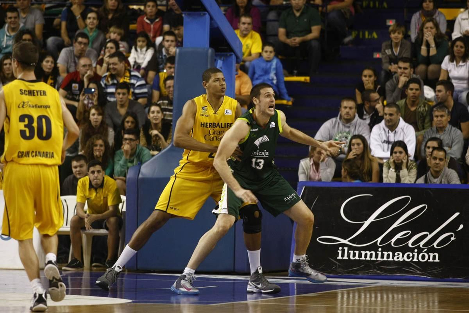 Edy Tavares defiende a Kosta Perovic aquel 6 de enero de 2013.