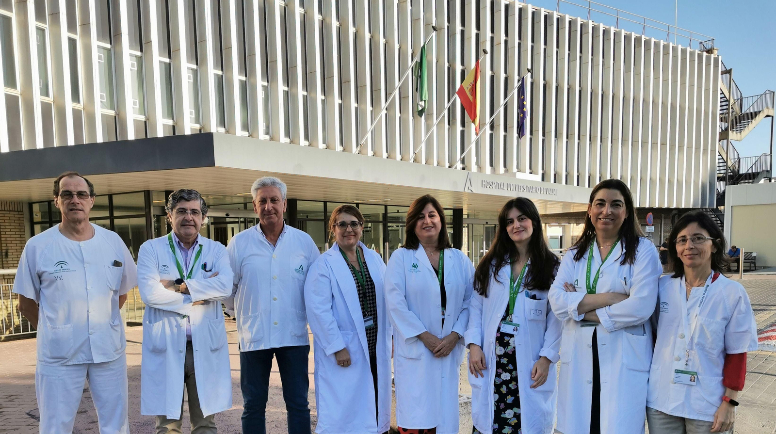 Integrantes de la Unidad de Coordinación de Fracturas. De izquierda a derecha: los traumatólogos Ricardo Mena-Bernal y Jorge Angulo, los médicos de atención primaria en el Área Sur de Sevilla Francisco Manuel Moreno y Rocío del Pino, la rehabilitadora Cayetana Sánchez, las reumatólogas Consuelo Ramos y Mª Luisa Velloso (coordinadora de la Unidad) y la internista Rocío Gómez.