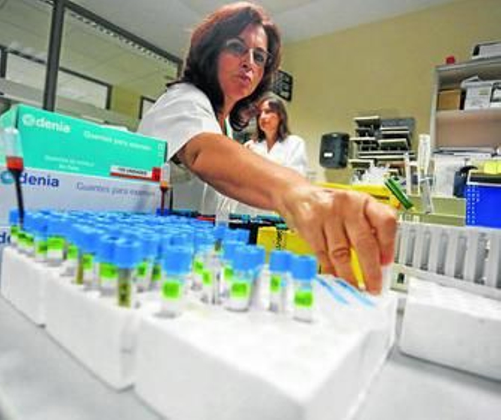 Los técnicos analizan las muestras en el laboratorio del Hospital Virgen de la Victoria.