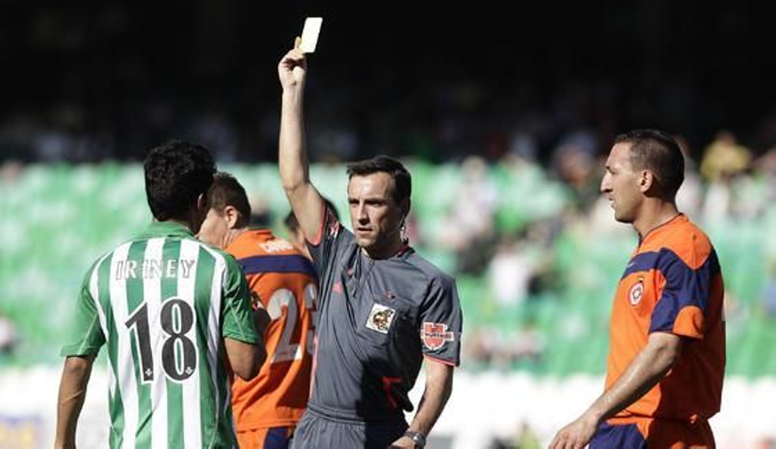 Iriney ve una tarjeta amarilla. / Antonio Pizarro