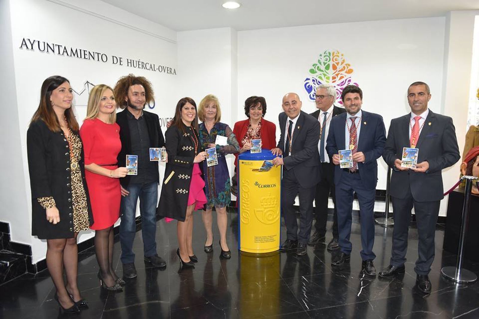 Momento de presentación de las tarjetas de Correos.