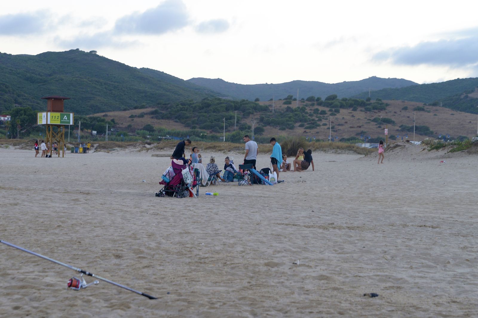 Fotos del cierre de las playas del Campo de Gibraltar por la noche