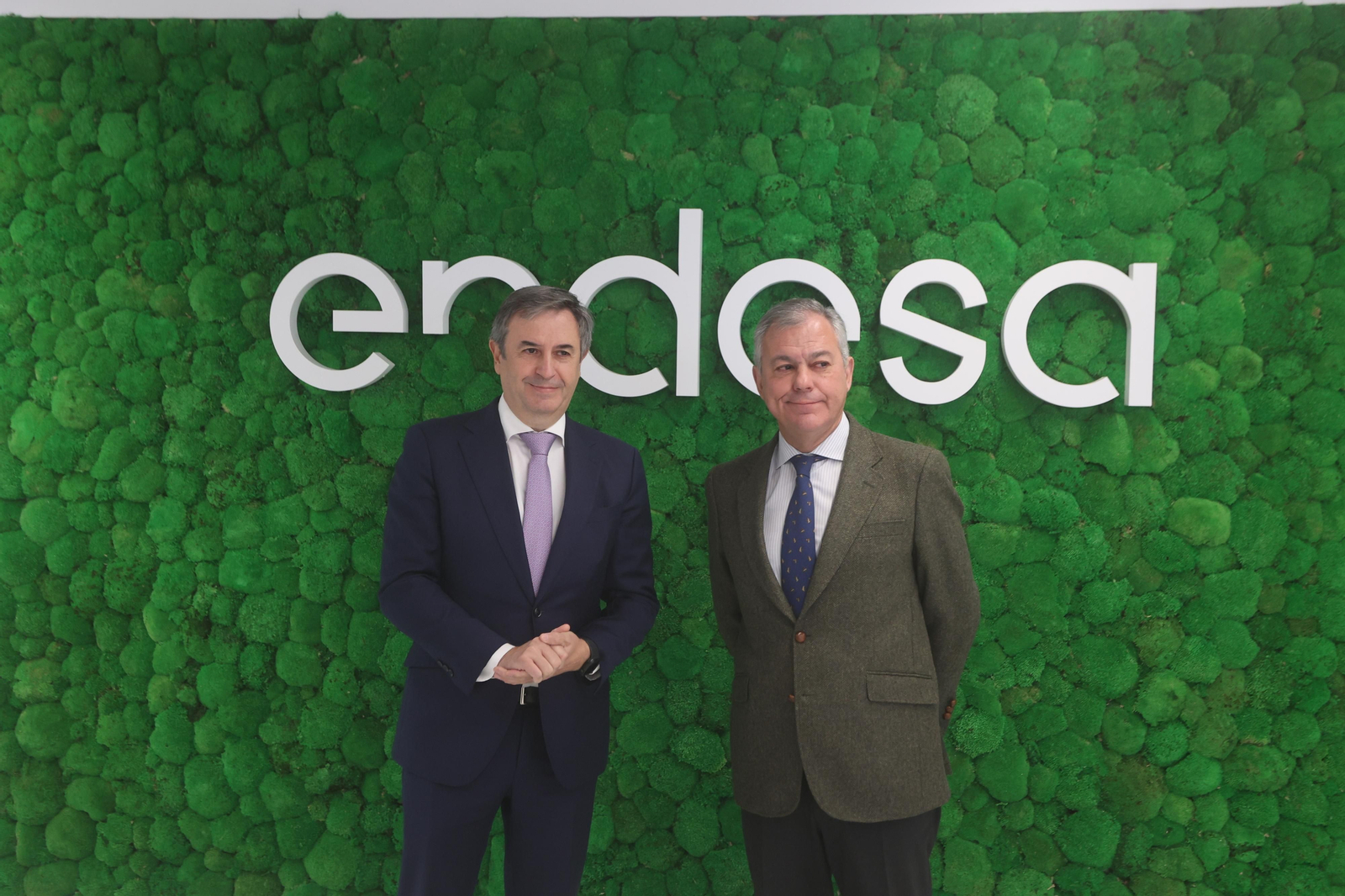 El alcalde de Sevilla, José Luis Sanz, y el director general de Endesa en Andalucía, Extremadura, Ceuta y Melilla, Rafael Sánchez Durán, en la inauguración de la renovada sede de Endesa en Andalucía.