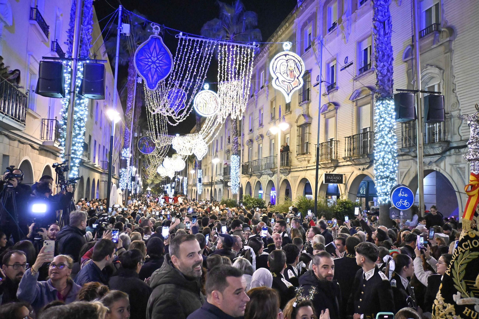 Las mejores imágenes del encendido del alumbrado 2025 en la Plaza de las Monjas
