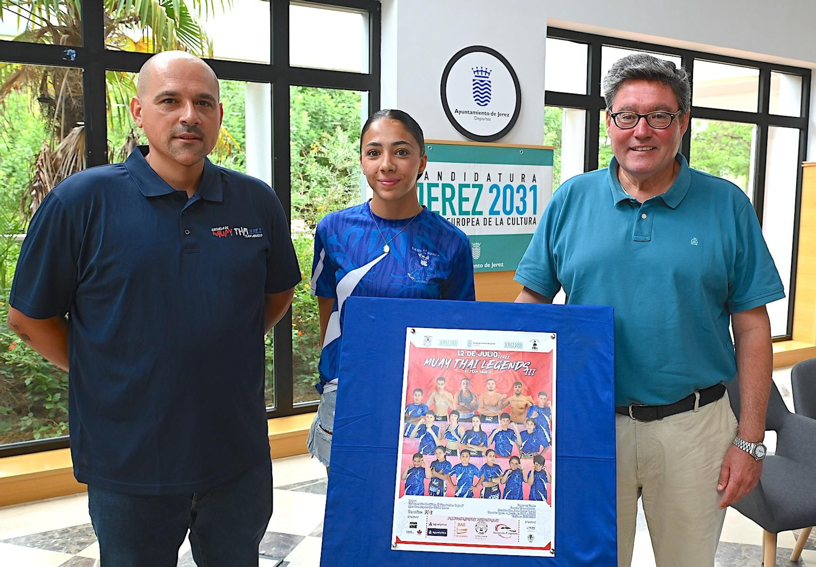 Sergio Núñez y Malena Ruiz, con José Ángel Aparicio, delegado de Deportes, en la presentación del evento.