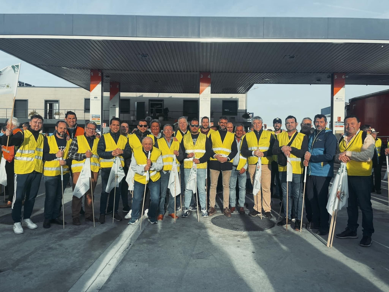 El alcalde de Villacarrillo, Francisco Miralles, junto a manifestantes.