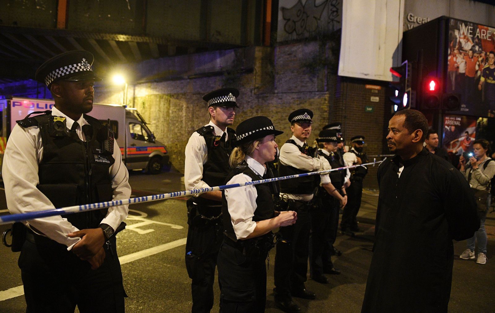 El atropello junto a la mezquita en el barrio londinense de Finsbury Park, en imágenes