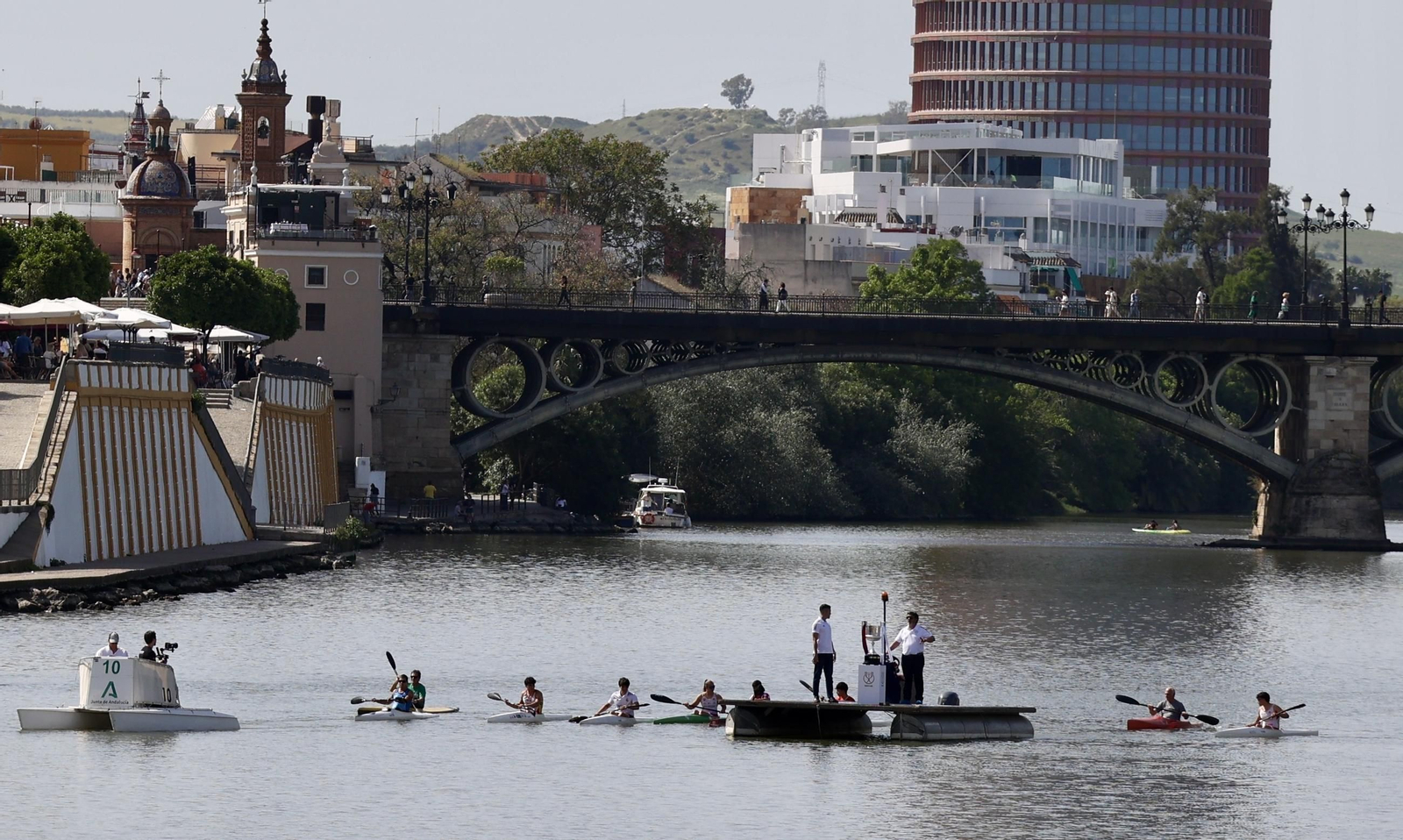 El presidente de la Junta de Andalucía recibe la Copa del Rey e inaugura la exposición "Los reyes de la Copa"