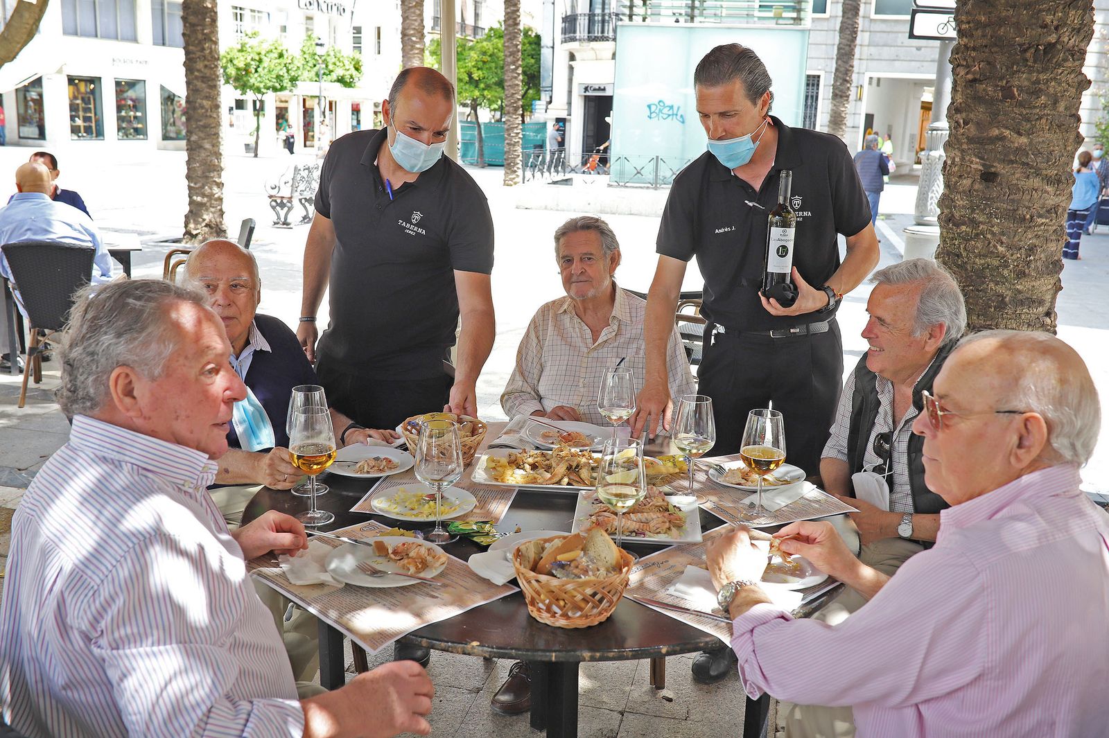 Imágenes de restaurantes y bares que comienzan la reapertura