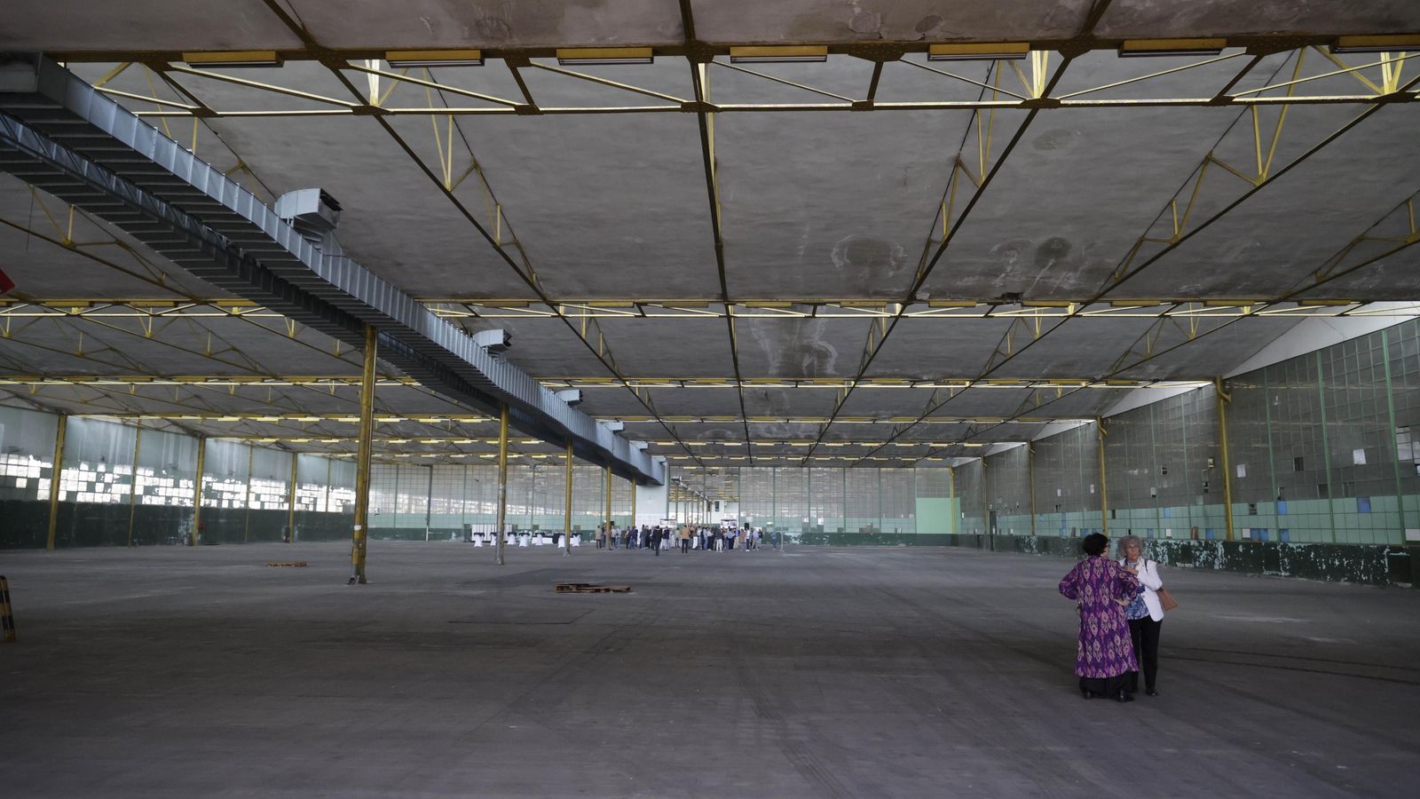 Estado actual del interior de las antiguas naves de Hytasa.