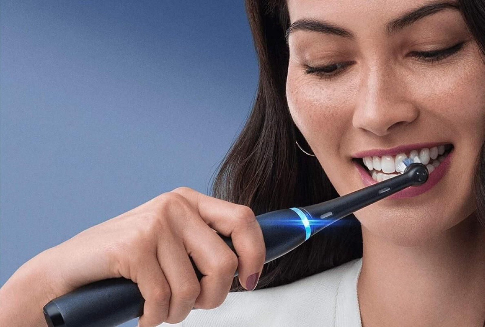 tras analizar los hábitos de cerca de 12.000 personas de una media de edad de 50 años concluyen que si te lavas los dientes al menos dos veces al día reduces hasta un 70% el riesgo de sufrir enfermedades cardíacas.