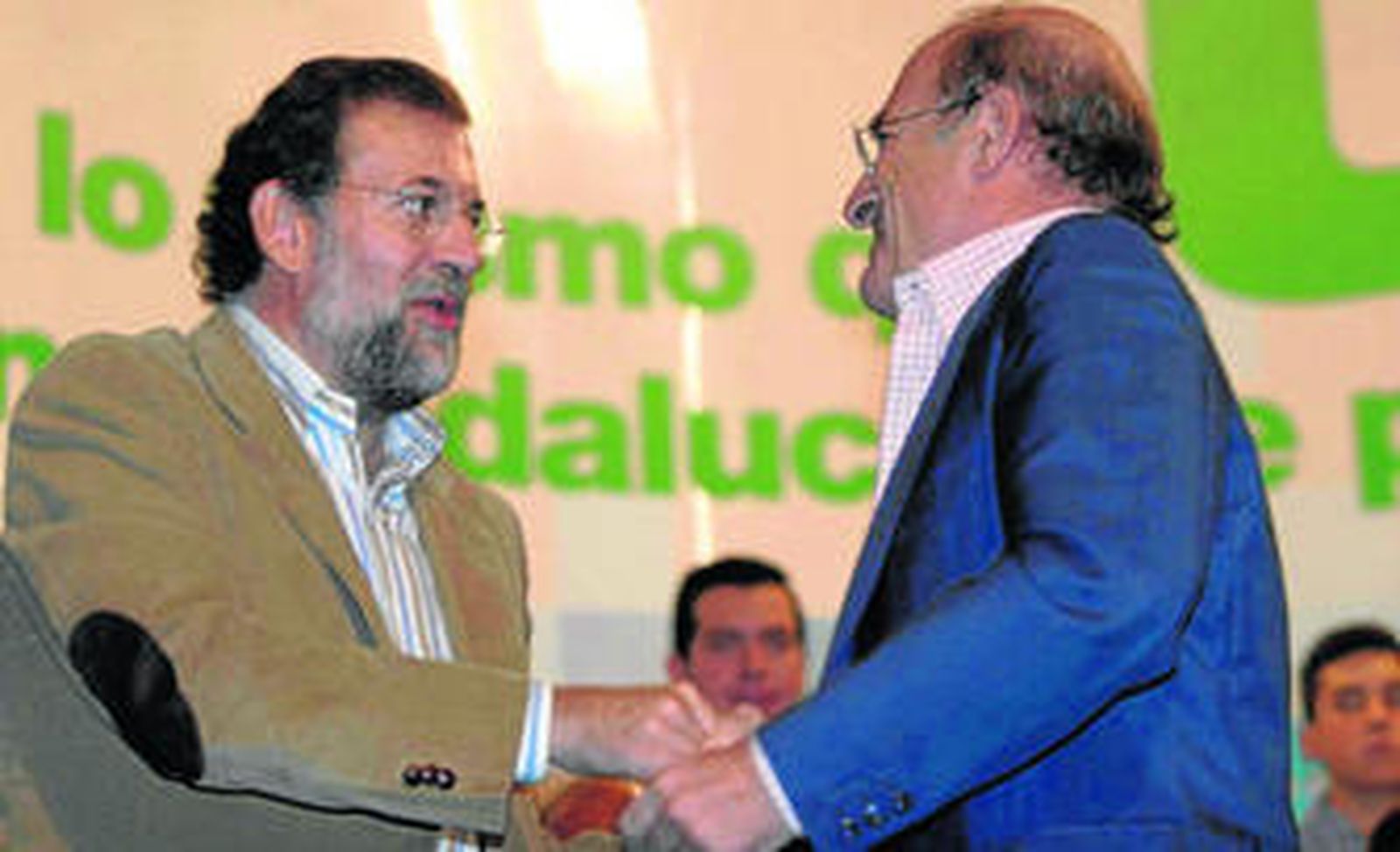 El presidente nacional del PP, Mariano Rajoy, junto al alcalde de Huelva y candidato, Pedro Rodríguez, en un acto celebrado en Granada.