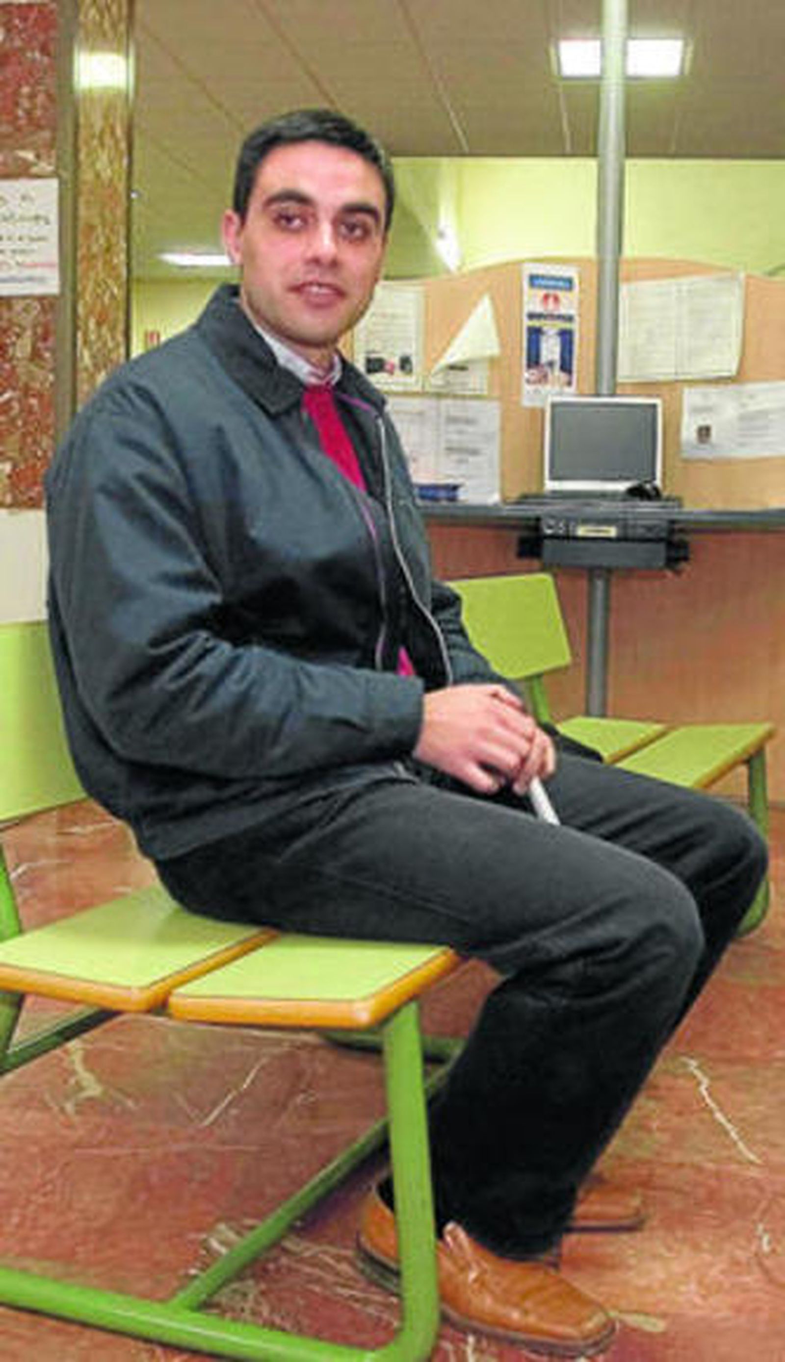 Carlos Barragán posa en el centro donde estudia.