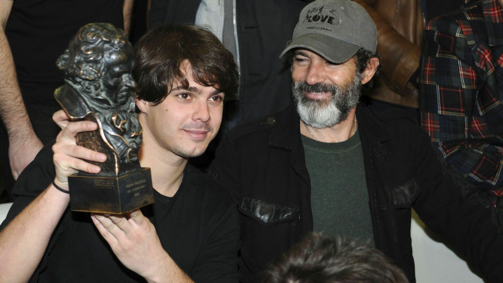 El artista granadino posa con su Goya junto a Antonio Banderas.