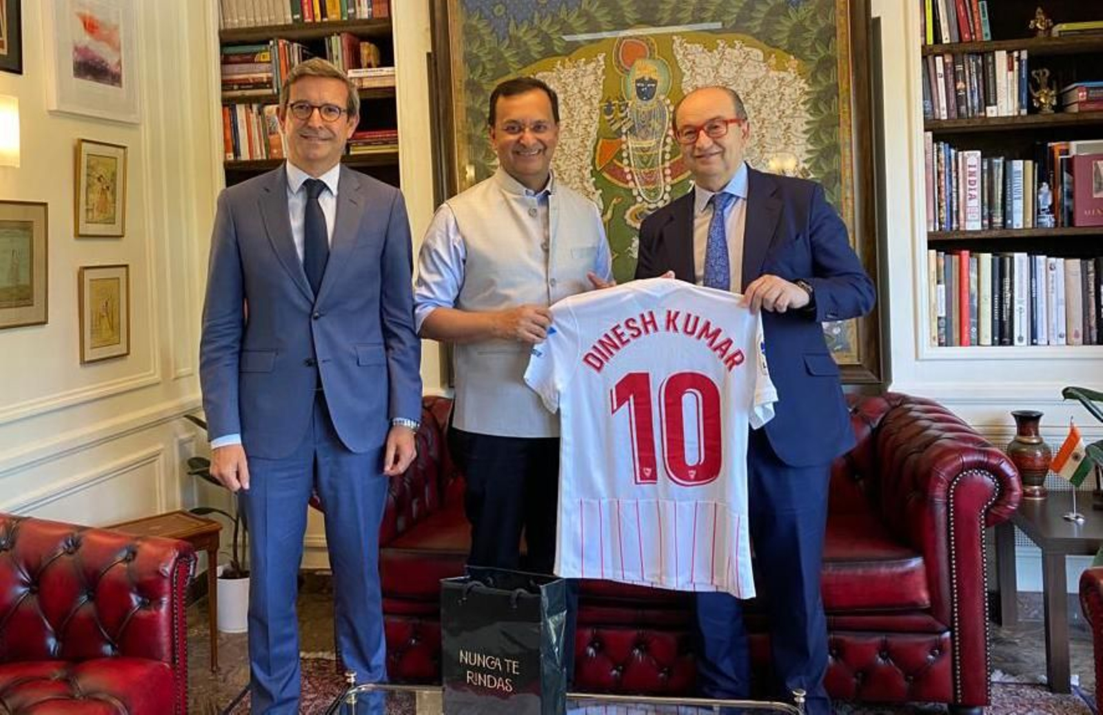 Jorge Paradela y José Castro flanquean a Dinesh Kumar, embajador indio en España.