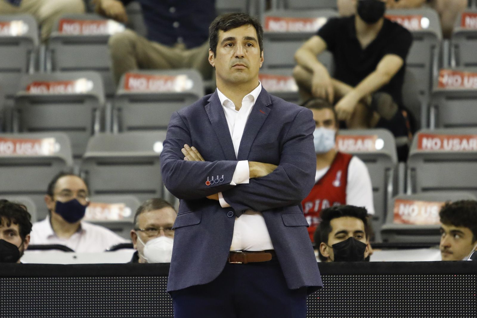 Pin observa el partido desde la banda del Palacio.