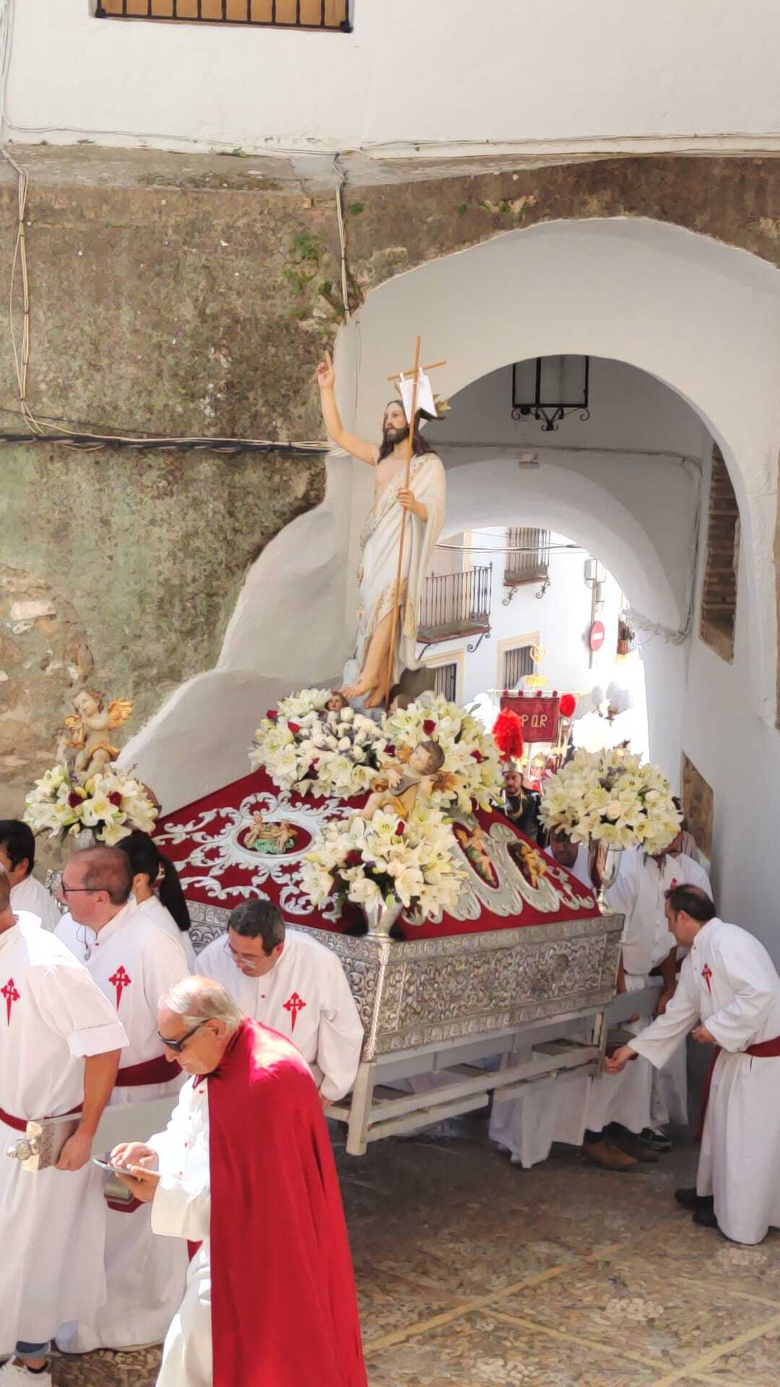 La procesión de Nuestro Padre Jesús Resucitado de Iznájar, en imágenes