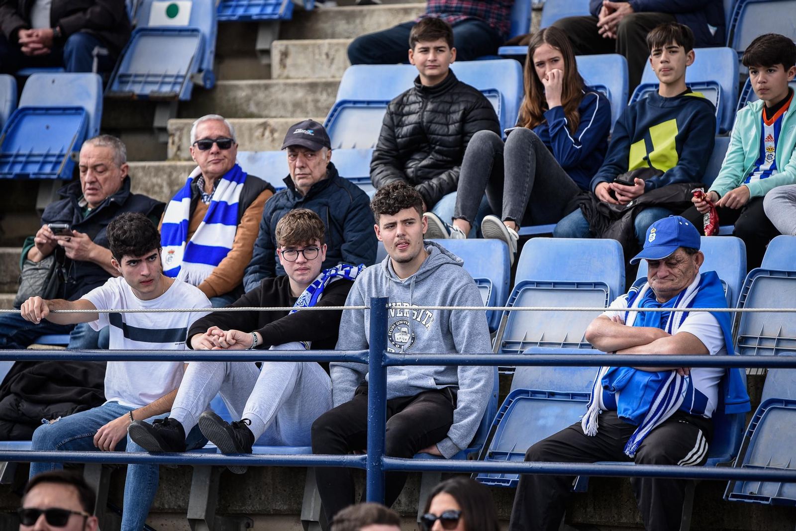 Imágenes de la afición en el Colombino en el Recreativo - Antequera
