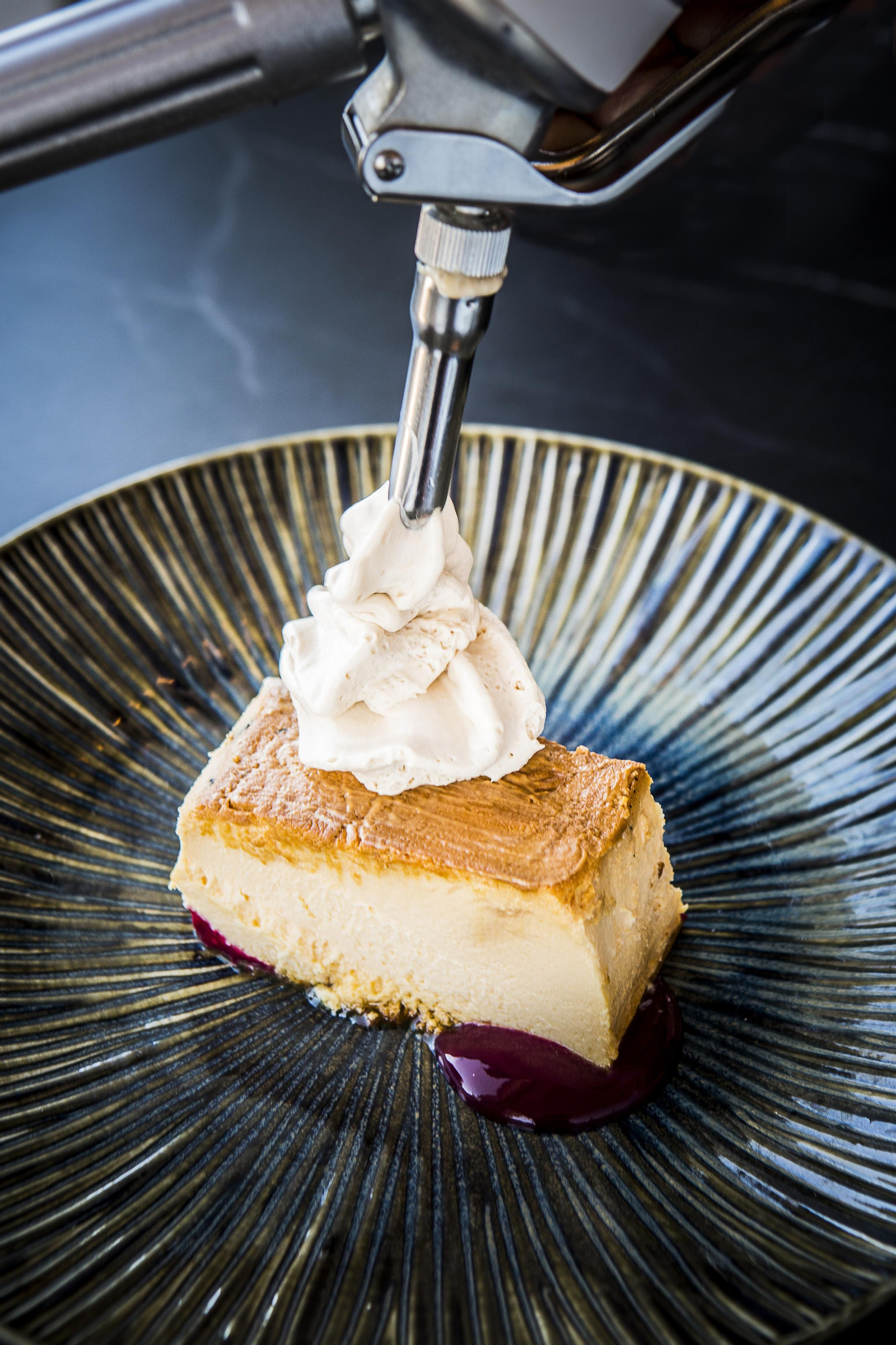 El postre, referencia a Todos estamos invitados.