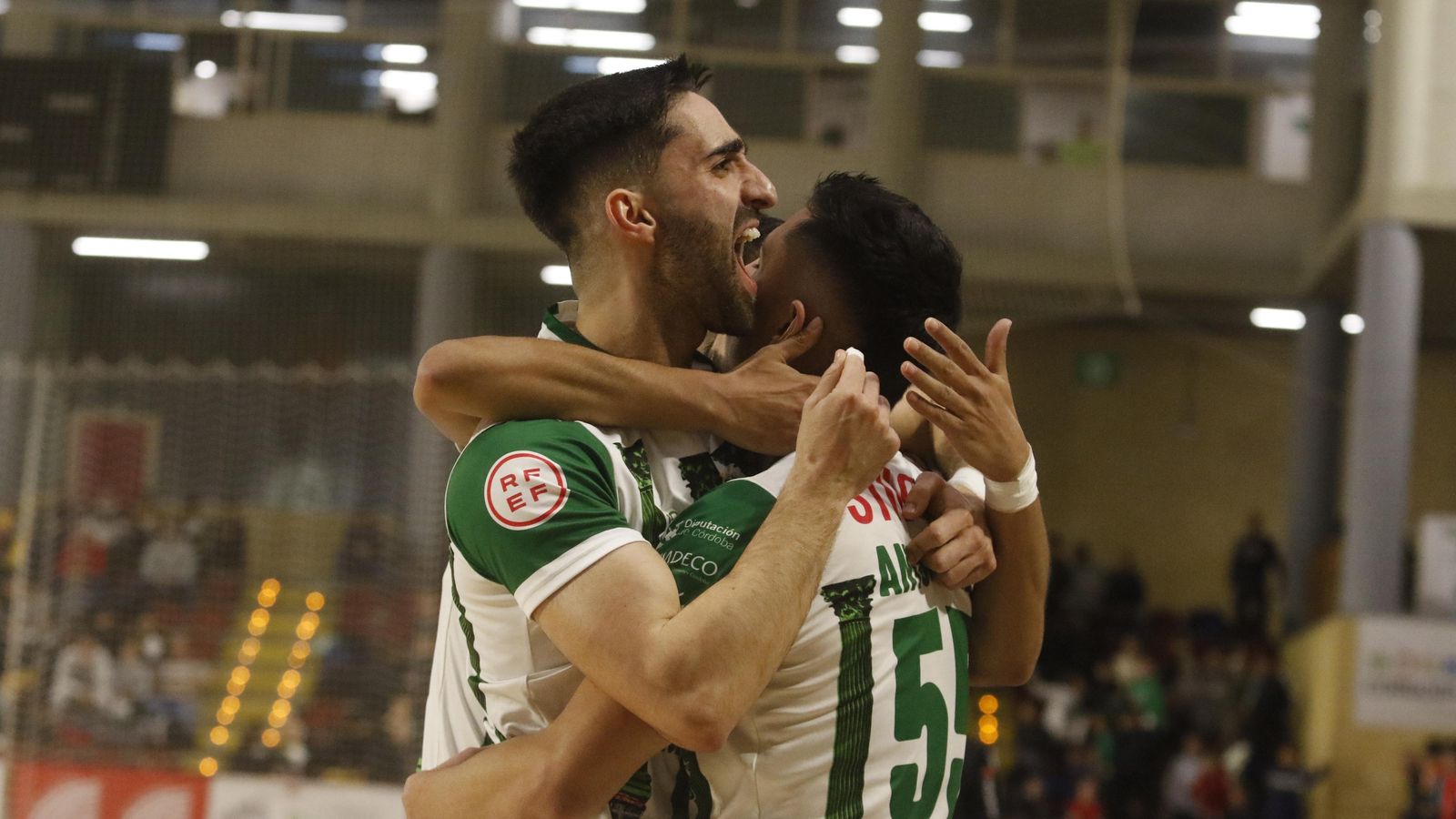 Antoniazzi celebra su gol junto a Josema.