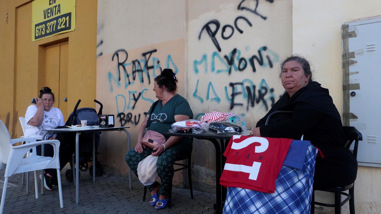 Mujeres vendiendo ropa.