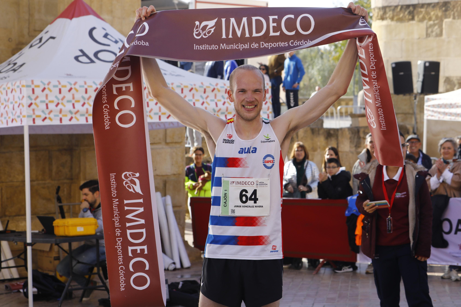 La gloria de cruzar la Puerta del Puente: imágenes de la meta de la 36 Media Maratón de Córdoba