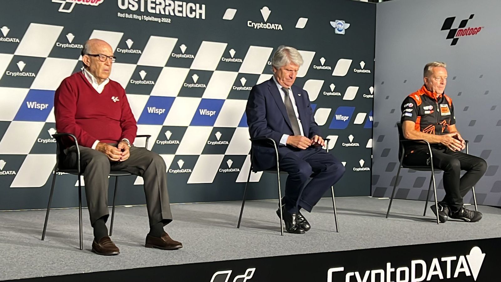 Carmelo Ezpeleta, Jorge Viegas y Hervé Poncharal, durante la rueda de prensa.